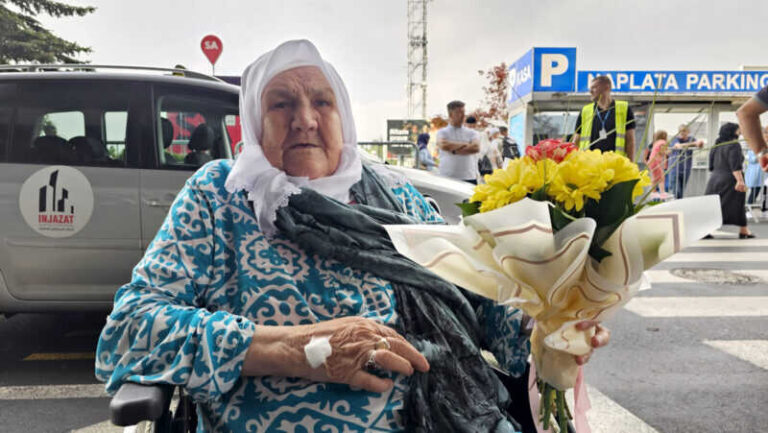 Nana Orlović stigla s prvim hadžijama u BiH: Danas sam se ponovo rodila