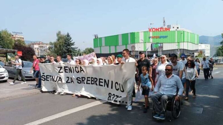 Nekoliko stotina metara duga kolona ljudi u savršenoj tišini u šetnji “Zenica za Srebrenicu”