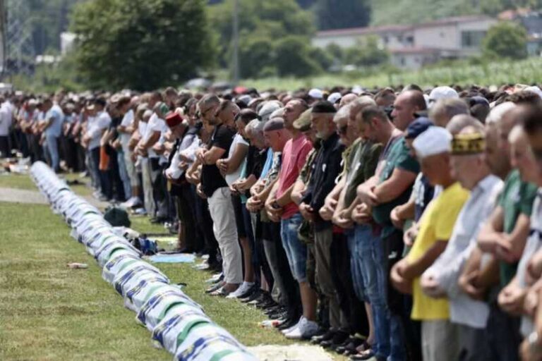 Klanjana dženaza u Potočarima za 30 žrtava genocida