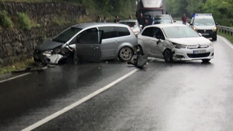 Težak sudar kod tunela Vranduk: Dijete hitno prevezeno u Zenicu, saobraćaj potpuno obustavljen