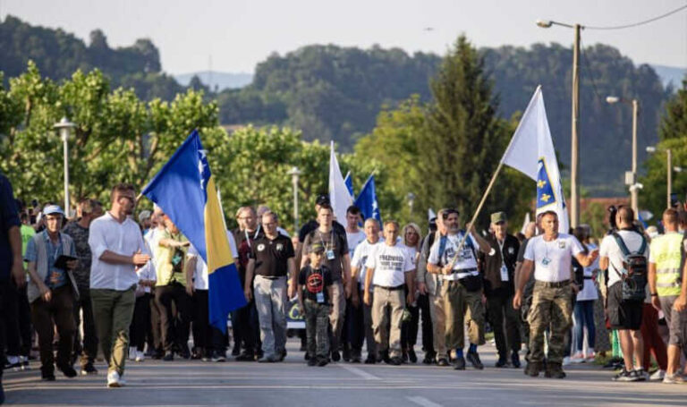 Učesnici “Marša mira” u tišini ušli u Potočare: Blizu 6.000 osoba trodnevnim pješačenjem odalo počast žrtvama genocida