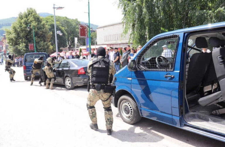 Goražde: Pokaznom vježbom i defileom obilježen Dan policije, Ramo Isak dobio pištolj