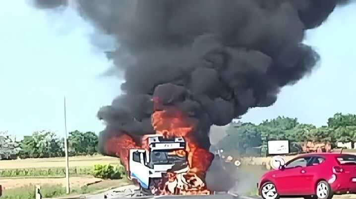 Vozač izgorio u automobilu nakon frontalnog sudara s kamionom