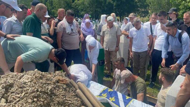 Potresne scene: Žena plače nad tabutom, čuju se jecaji