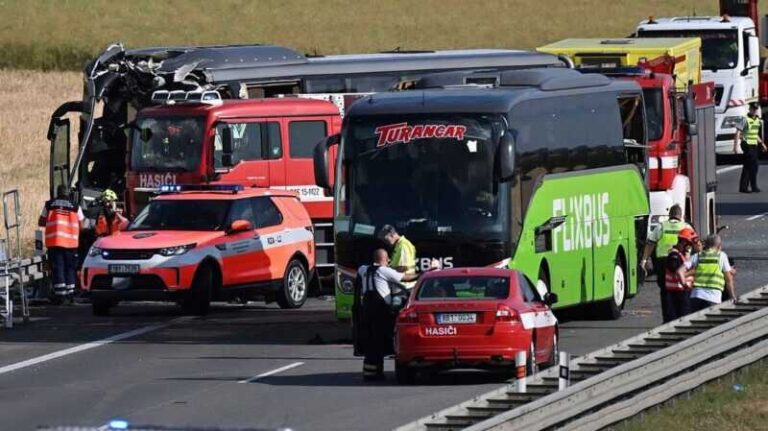 Sudar dva autobusa: Vozač poginuo, 50 putnika povrijeđeno