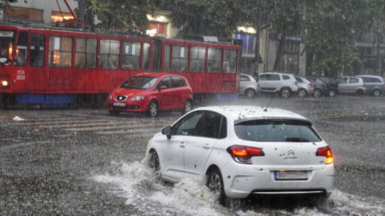 Posljedice nevremena u Beogradu: Tri osobe spašene, vjetar nosio krov sa zgrade parlamenta