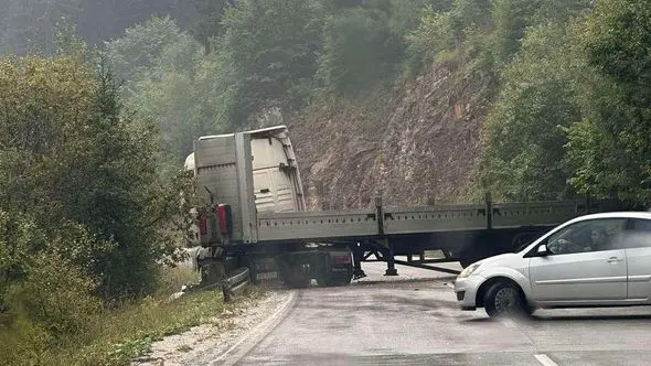 Saobraćajna nesreća u BiH: Kamion udario u zaštitnu ogradu