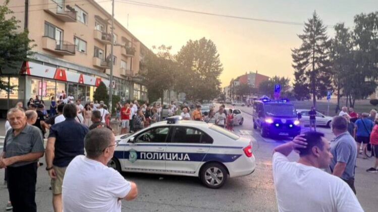 Automobilom uletio među ljude na protestu: Dijete teško povrijeđeno