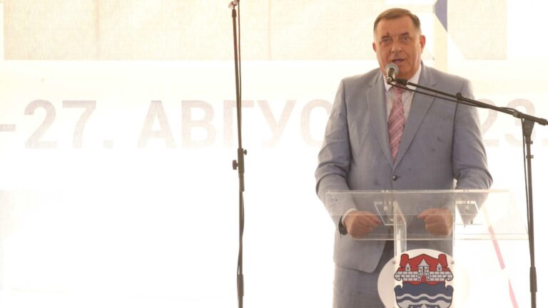 Dodik opet vrijeđao ambasadore SAD i Velike Britanije: Stranci su Rudonje, pokazujemo im srednji prst, iz inata