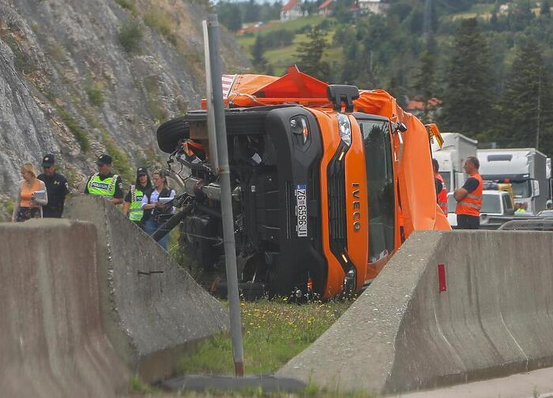 Teška saobraćajna nesreća: Kamion pregazio radnike koji su održavali autoput