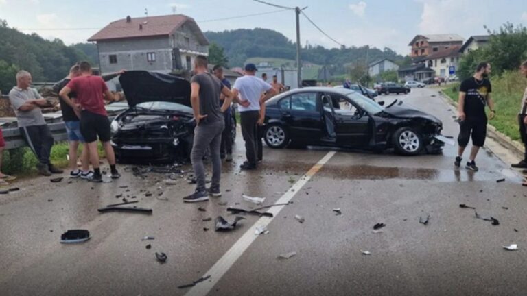 Saobraćajna nesreća u BiH, dijelovi automobila rasuti po cesti