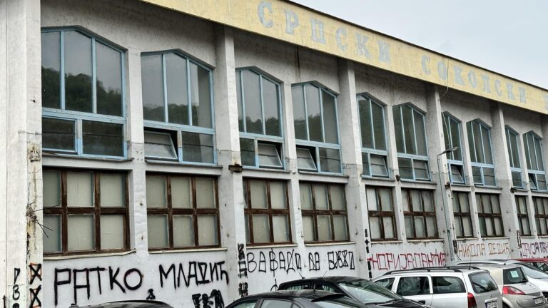 Grafiti veličanja Ratka Mladića u Zvorniku uznemiruju povratnike