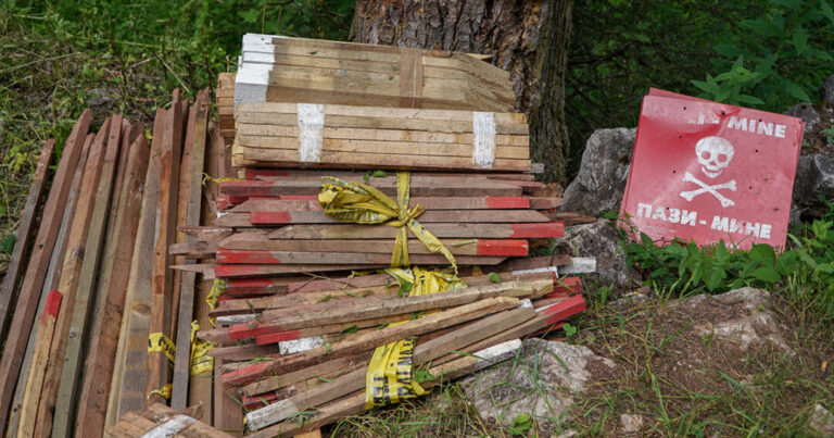 Umjesto na minskim poljima, demineri u kancelarijama da bi dobili manju platu