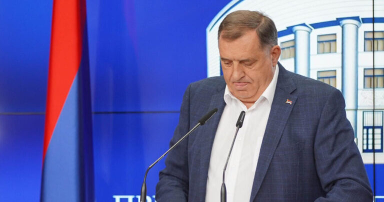 Dodik: Da li će EU pregovarati s institucijama BiH ili uzurpatorom Šmitom?