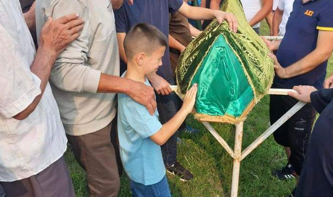 SRCE PUCA OD TUGE: Sinovi poginulog Emira Šuvalića su posljednji put dodirnuli tabut svog oca