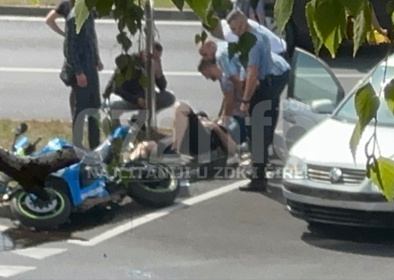 Sudar motora i automobila na kružnom toku kod MUP-a ZDK (VIDEO/FOTO)