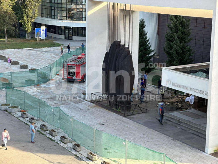 Drama u Zenici: Pao sa krova pozorišta (FOTO)