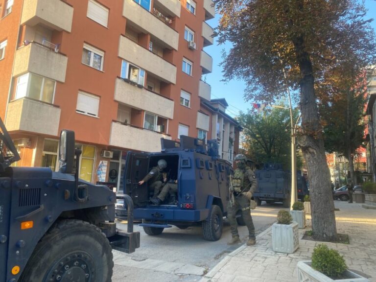 Akcija kosovske policije u toku: Policajci sa dugim cijevima ispred zgrade Milana Radoičića