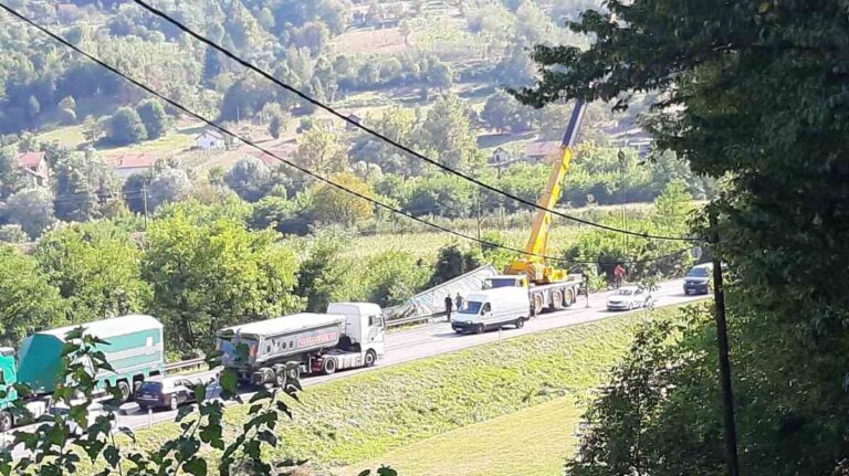 Kamion sletio kod Žepča: Dizalica ga pokušava izvući, obustavljen saobraćaj