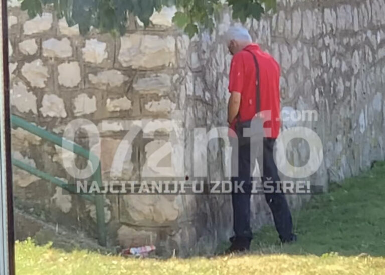 SRAMOTNO: Urinirao u centru Zenice, pored bašte ugostiteljskog objekta (VIDEO) 