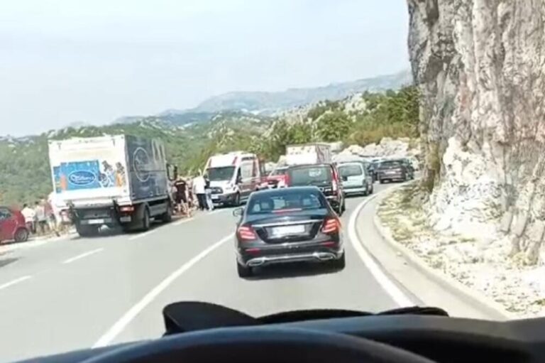 Stravična nesreća: Autobus sletio s puta, ima nastradalih