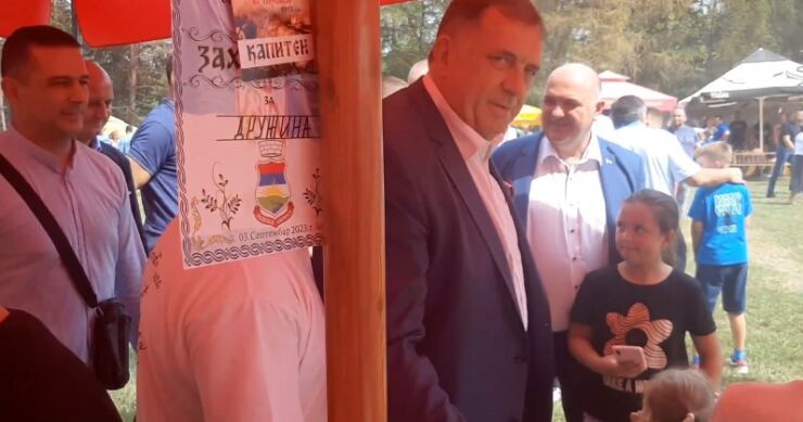 PREDSJEDNIK MANJEG BH. ENTITETA JAVNO PONIŽEN: Uz negodovanje i povike “uaaa” Dodik izviždan u Borogovu kod Zvornika (VIDEO)