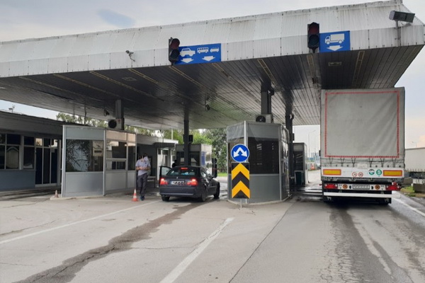 GRANIČNI POLICAJAC POKUŠAO DA SILUJE DJEVOJKU? Odveo je u kancelariju