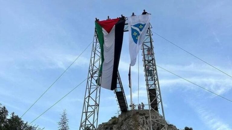 Na Fortici iznad Mostara zavijorile se zastave Palestine i RBiH