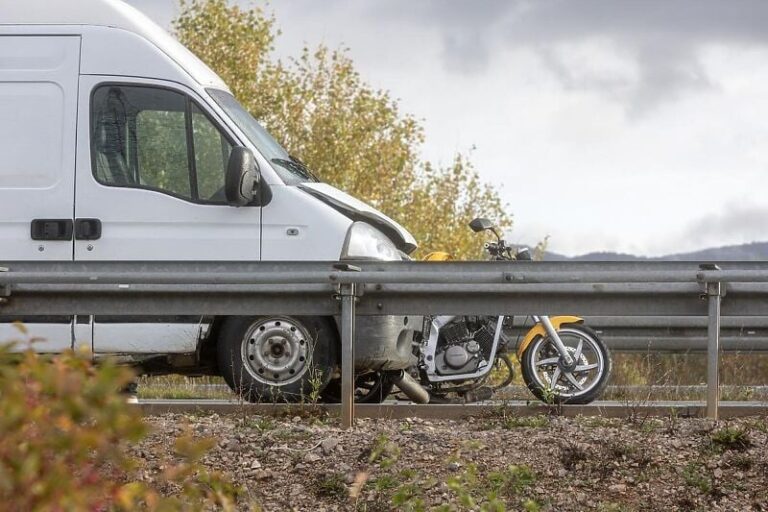 Na autoputu poginule dvije osobe, kombi vukao motocikl 300 metara