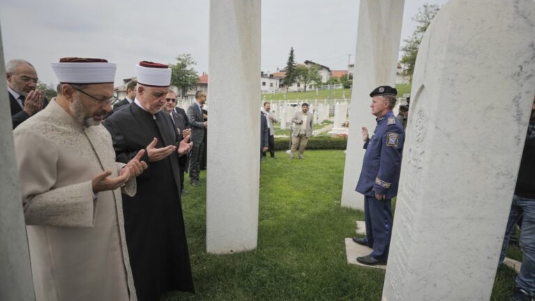 Erbas i Kavazović posjetili mezar prvog predsjednika RBiH Alije Izetbegovića