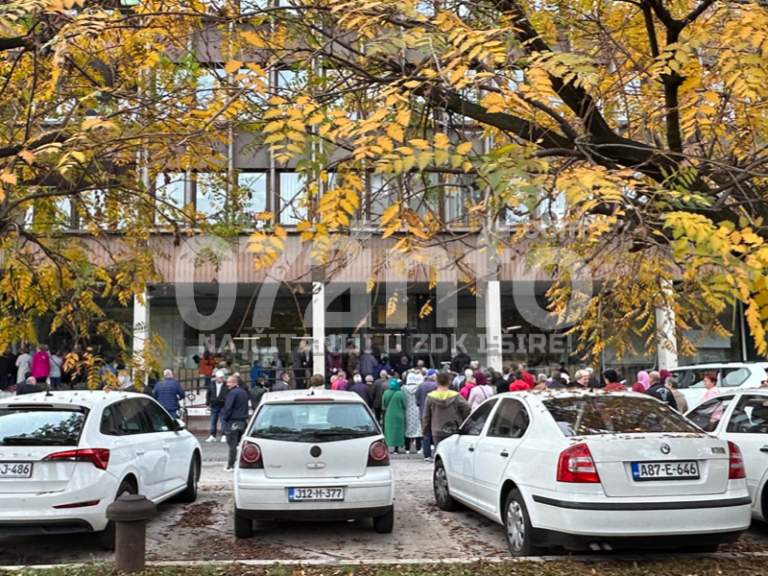 Ogromni redovi ispred GU Zenica: Mnogi apliciraju za 300 ili 600 KM pomoći, asistira i policija (FOTO)