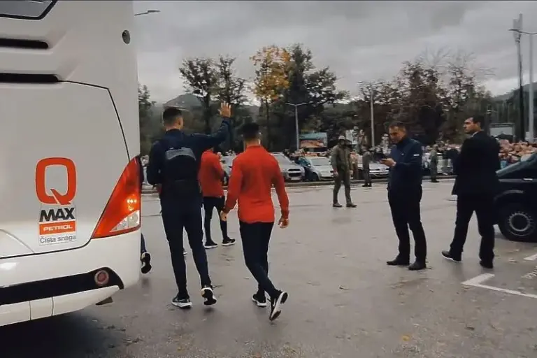 ZENICA: Ronaldo u ležernom izdanju pozdravio fanove koji su mu skandirali ispred hotela