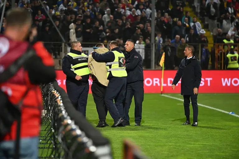 Poslušajte kako je zenička publika dočekala Ronalda, navijač BiH pokušao ući na teren