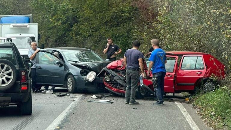 Krš i lom u BiH: Automobili totalno uništeni, dvije osobe povrijeđene