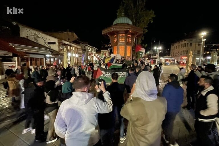 Stotine građana Sarajeva večeras se okupilo kod Sebilja u znak podrške Palestini