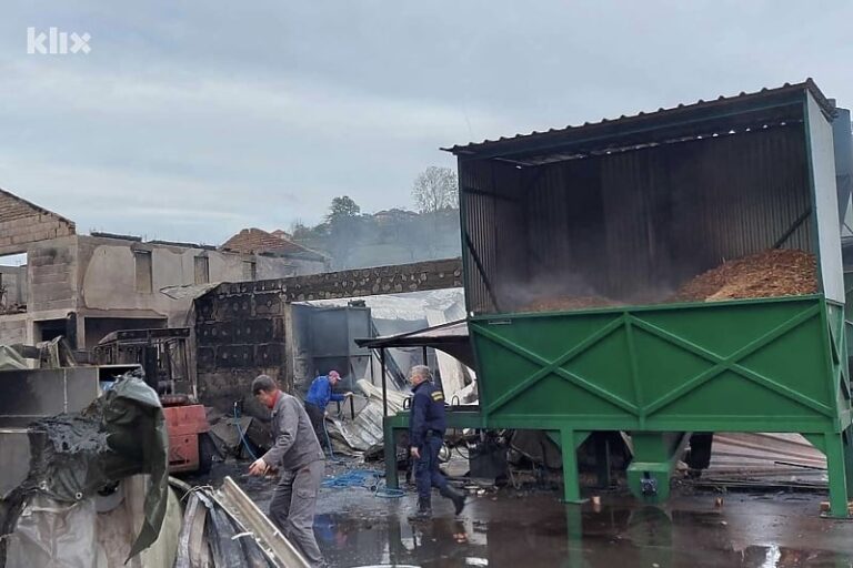 Požar zahvatio fabriku za preradu drveta u Gračanici, vatra se proširila i na kuću vlasnika