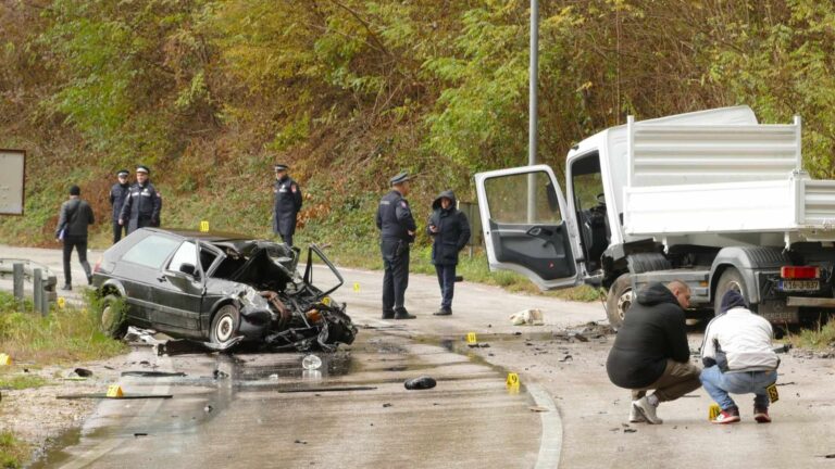 Teška saobraćajna nesreća u BiH: Automobil se sudario sa kamionom, vozač Golfa poginuo