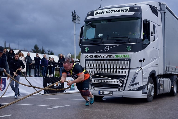 U Sarajevu počelo finale Strongman Lige prvaka, pogledajte kako su takmičari vukli kamione od 17 tona