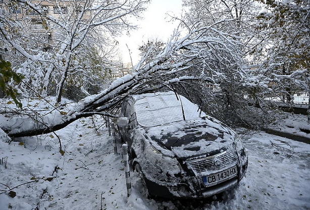 Snijeg blokirao veći dio istočnog Balkana: Hiljade građana bez struje, automobili zaglavljeni na cestama