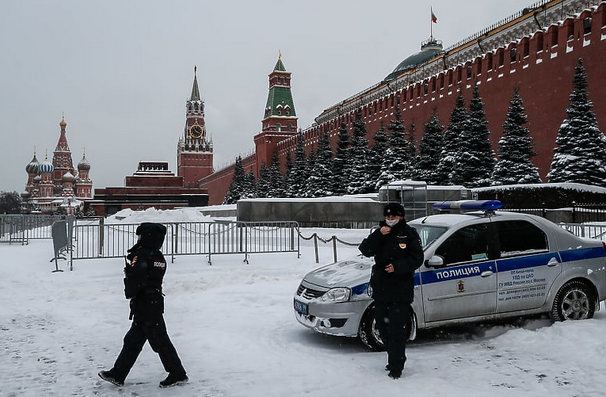 Rus u snijegu napisao “Ne ratu” pa dobio deset dana zatvora