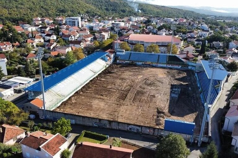 Kultni premijerligaški stadion izgleda neprepoznatljivo, uklonjen travnjak star 50 godina