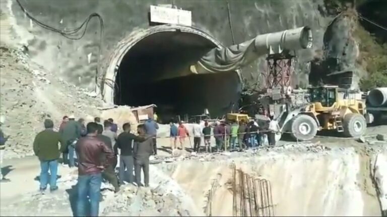 Tunel se urušio: Službe u potrazi za 40 građevinskih radnika