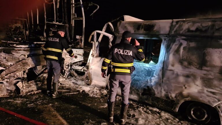 Teška saobraćajna nesreća: Direktan sudar Hitne pomoći i autobusa, četiri osobe poginule