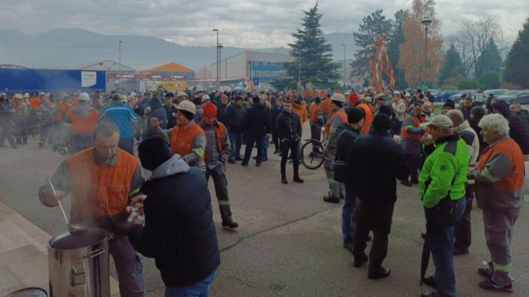 Radnici ArcelorMittala u štrajku već treći dan protestiraju pred upravnom zgradom