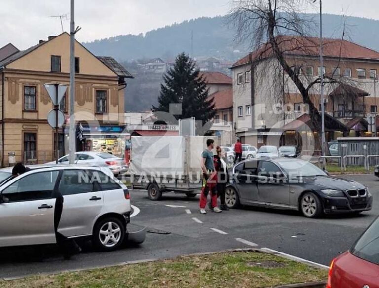 Saobraćajna nesreća na kružnom toku u Zenici, policija na licu mjesta 