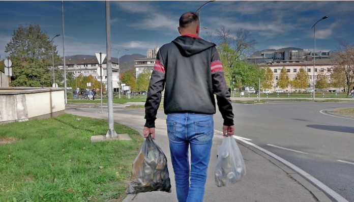 Čovjek koji obilazi komplet grad Zenicu u potrazi za hljebom (VIDEO)