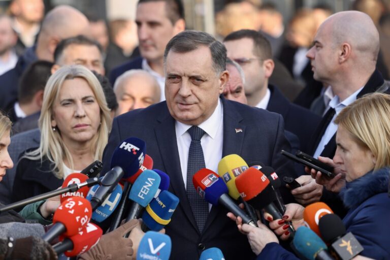 Dodik: RS će proglasiti nezavisnost ako Šmit nametne zakon o imovini, pripremamo se za to