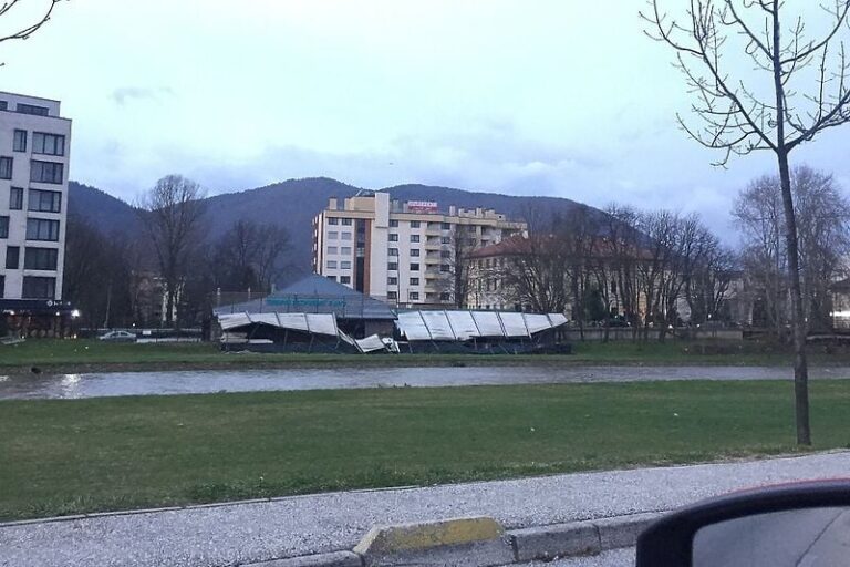 Krovna konstrukcija restorana na Ilidži se urušila usred jakog vjetra