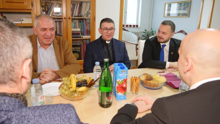 Vlada ZDK na čelu s premijerom Nezirom Pivićem posjetila Dekanat katoličke crkve u Žepču i Pravoslavnu crkvenu opštinu u Zenici