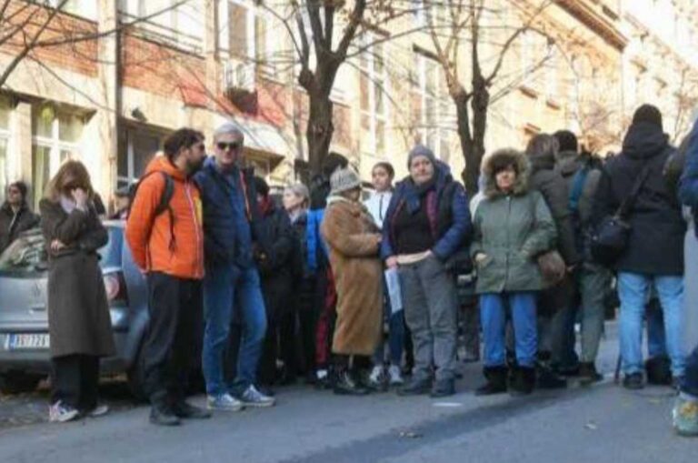 Protest roditelja ispred škole “Vladislav Ribnikar”, traže pravdu za ubijenu djecu i veću sigurnost u školama